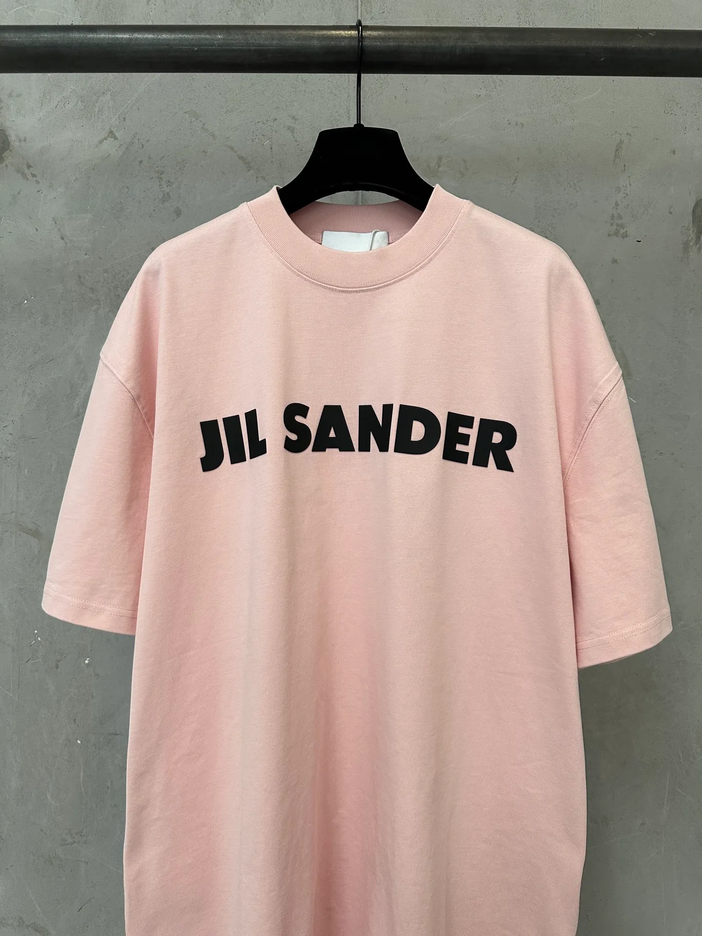 Summer New Arrival heavyweight 400g short-sleeved Jil sander 26ss Classic logo thick plate glue printed short-sleeved T-shirt Fabric: Made of high-definition super heavyweight cotton double yarn compact Xinjiang cotton, weight 400 grams, with 2*2 Salona rib 420g, clean cloth surface, clear cloth texture, tight feel, stiff, high color fastness, no change in shape, no Color Change, the pattern adopts three-dimensional thick plate glue printing process Customized hardware, threads, accessories, plate alignment, male and female, Same Style -Color: Black White, Gray, Brown, Black, Blue Pink, -Size: XS S M L XL